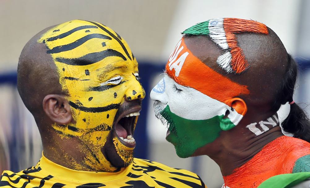 Hyderabad, India: tifosi con i colori delle bandiere dei loro paesi, a destra quelli del Bangladesh e a sinistra quelli dell&#39; India in occasione della partita di cricket tra le due nazionali